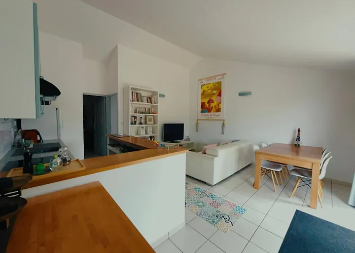 Апартаменты Charmante Petite Maison Entre Et Campagne Avec Piscine